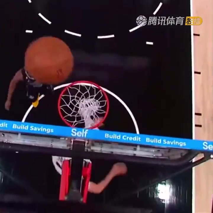 罕見一幕！努爾基奇拋投 球神奇停在籃板上沿 看呆凱爾登！（努爾基奇集錦）